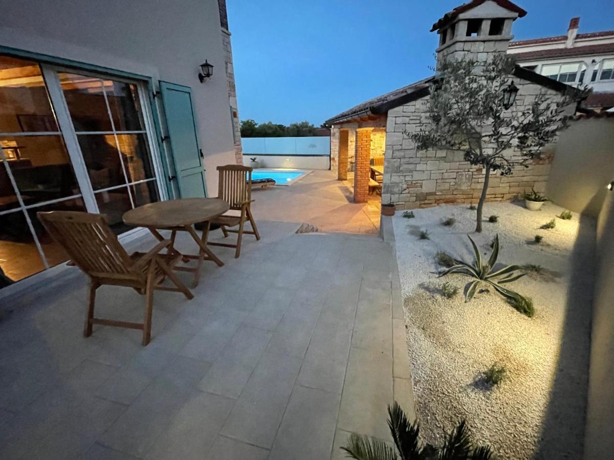 Moderne Istrische Steinvilla - 4 Sterne Mit Privatem, Beheizbaren Pool & Meerblick Kavran Buitenkant foto